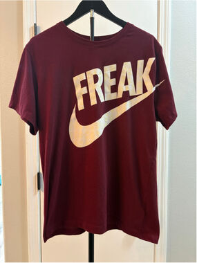 Nike Men's L Giannis Freak Basketball Dri-FIT T-Shirt Maroon Dark Beetroot DR764